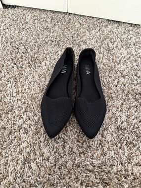 MIA Women's Black Pointed Knit Ballet Flats